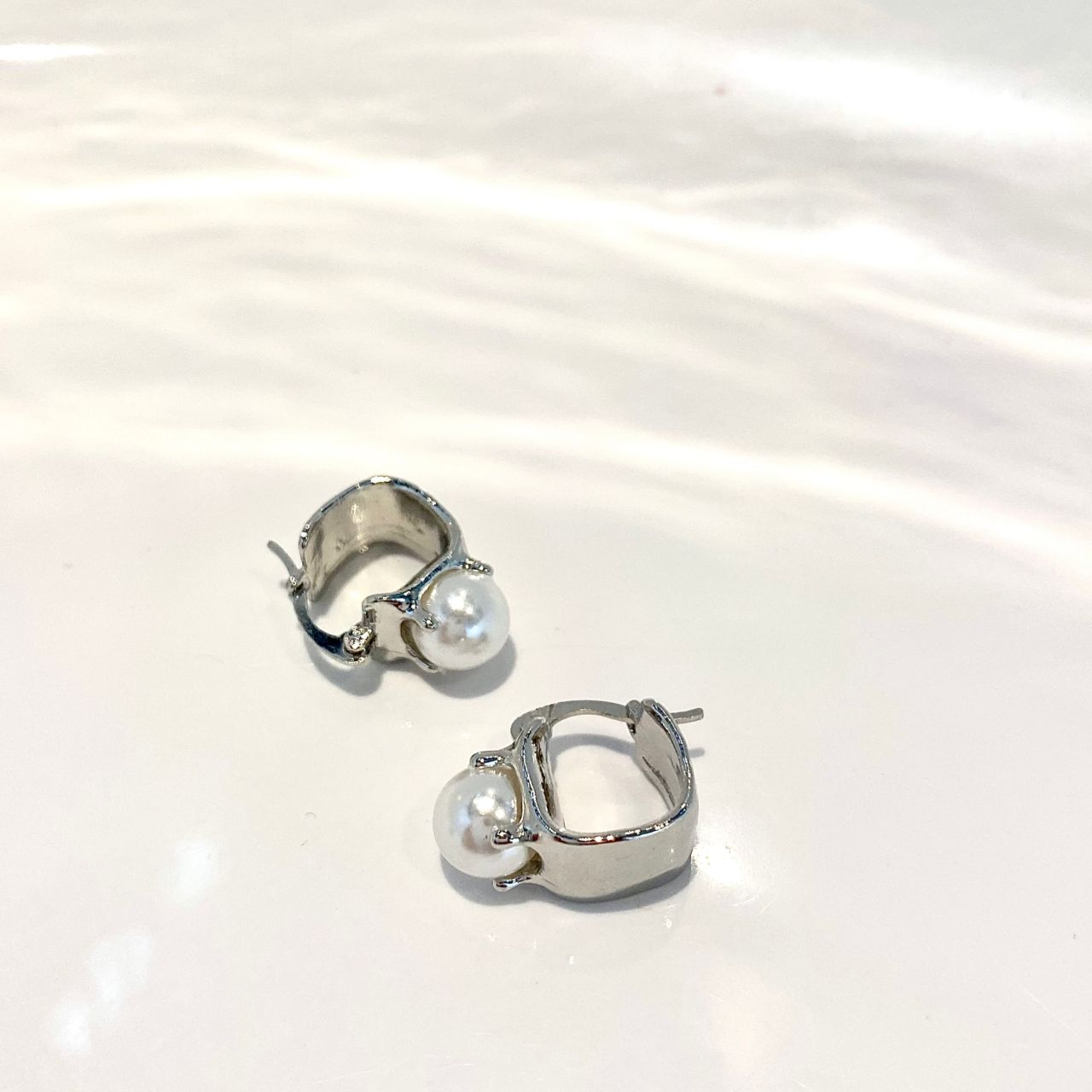L.L SEVYN PEARL SILVER HUGGIES EARRING