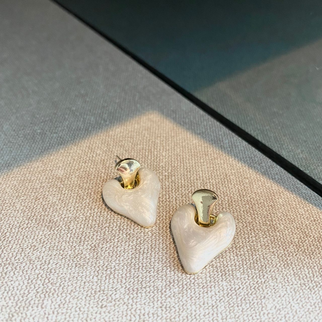 L.L EMMA HEART STUD EARRINGS