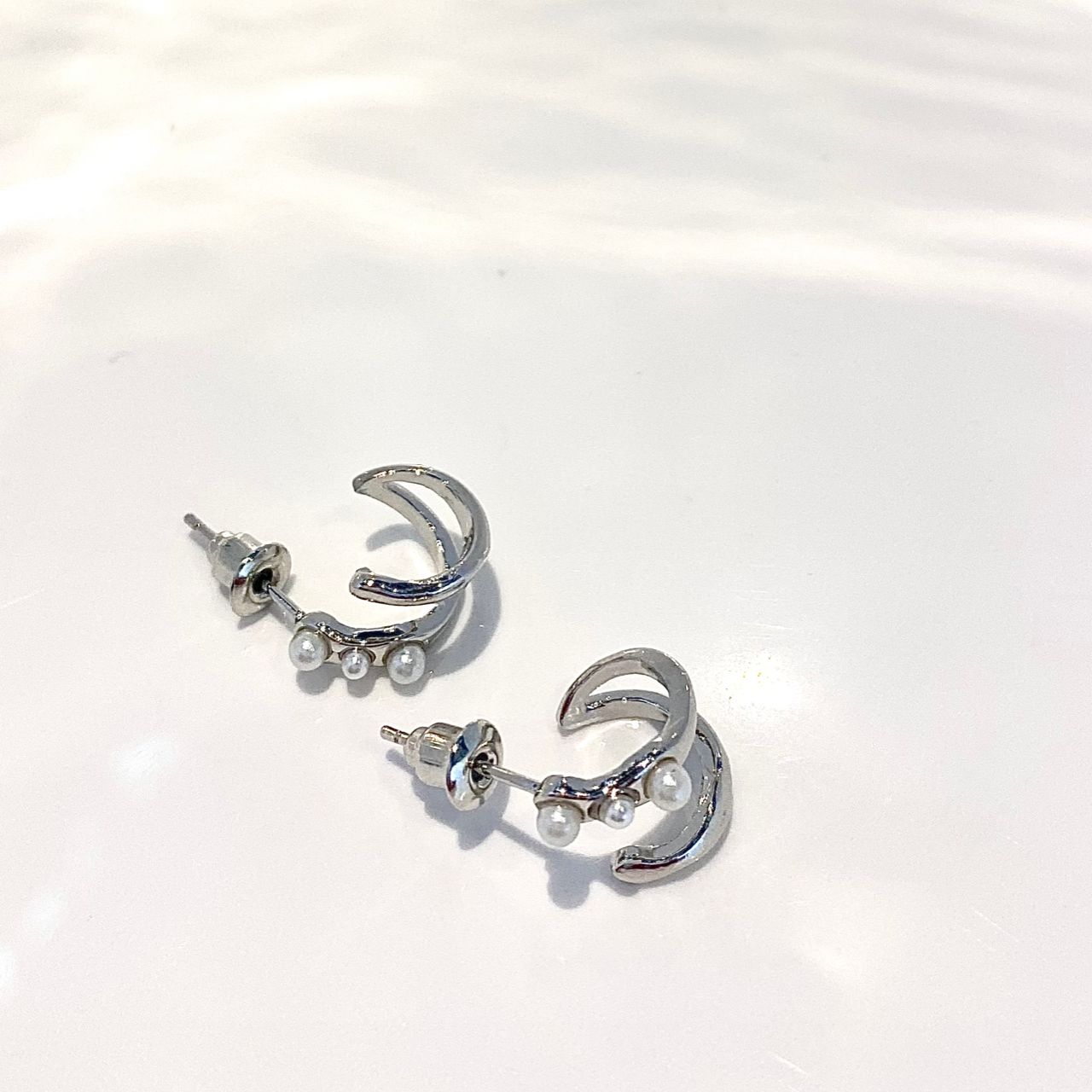 L.L VIVICA TWIST SILVER PEARL HUGGIES EARRINGS
